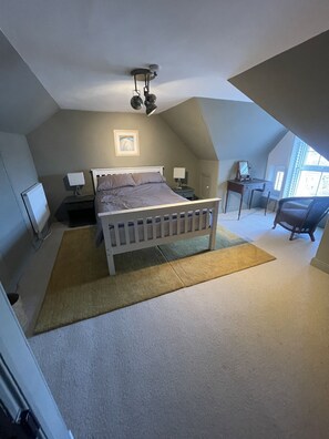 4 chambres, fer et planche à repasser, Wi-Fi, draps fournis