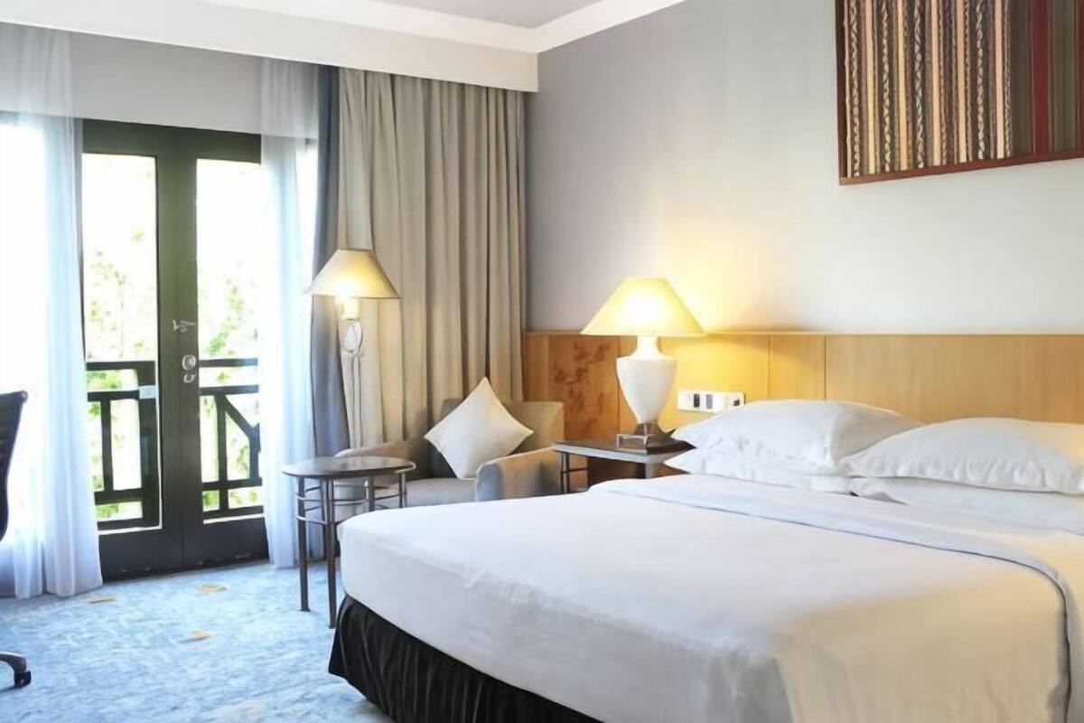 Escritorio, wifi gratis, ropa de cama