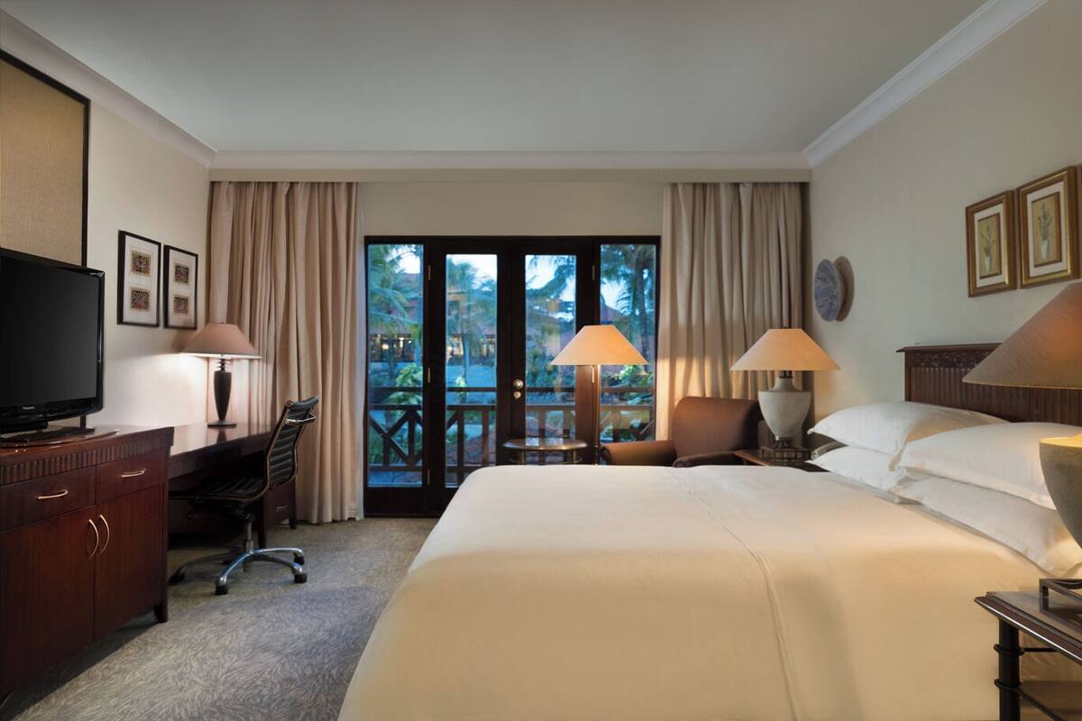Suite ejecutiva, vistas a la piscina | Escritorio, wifi gratis, ropa de cama