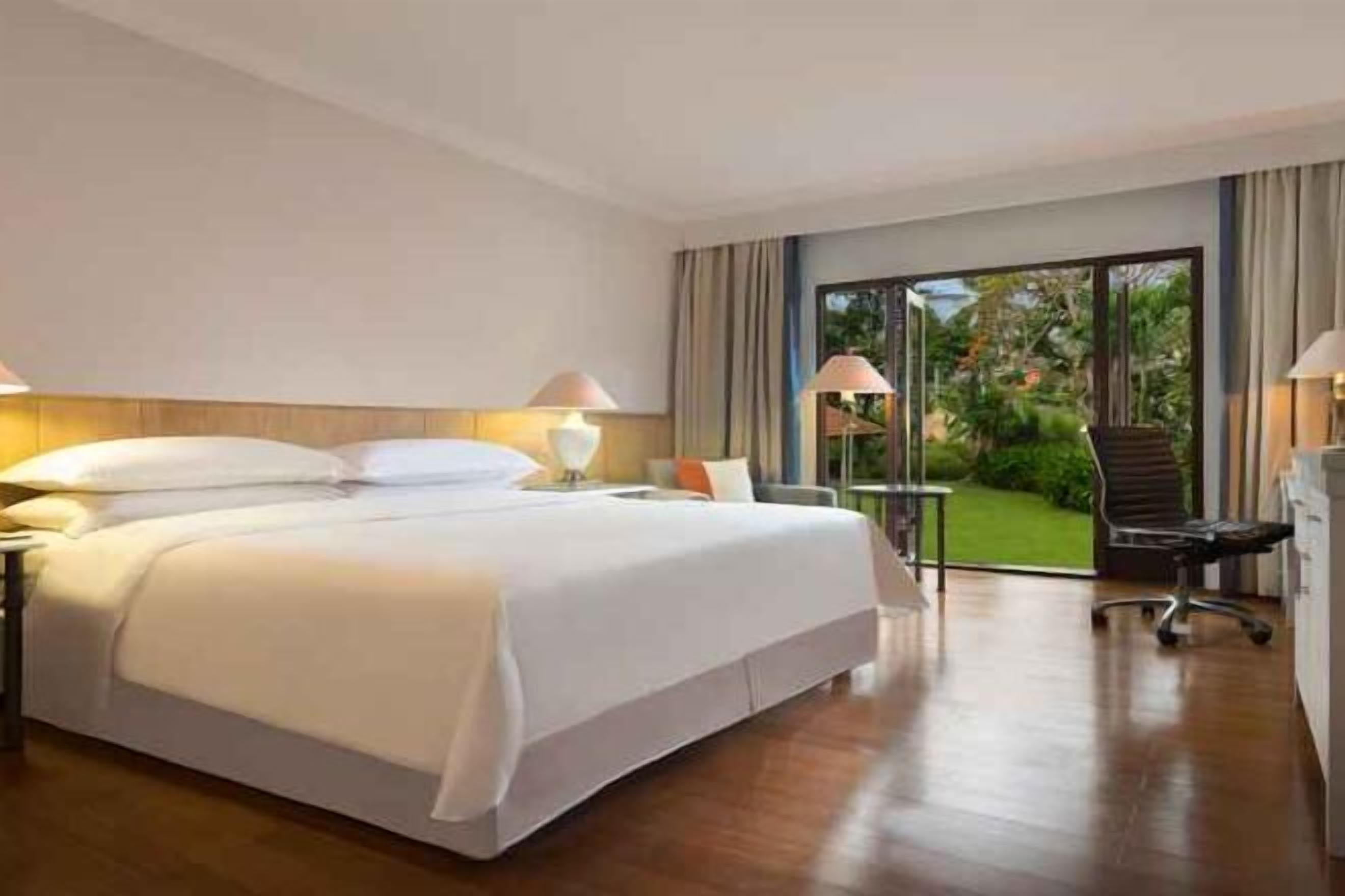 Een bureau, gratis wifi, beddengoed