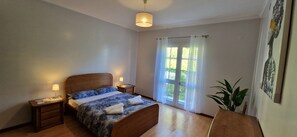 3 makuuhuonetta, silitysrauta/-lauta, vauvan matkasänky, Wi-Fi