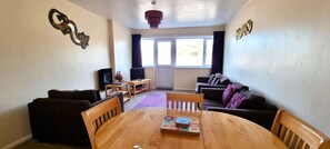 Smart TV - Beach front apartment with direct beach access! (Perranporth)