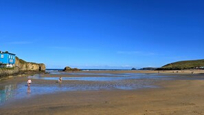 On the beach - Beach front apartment with direct beach access! (Perranporth)