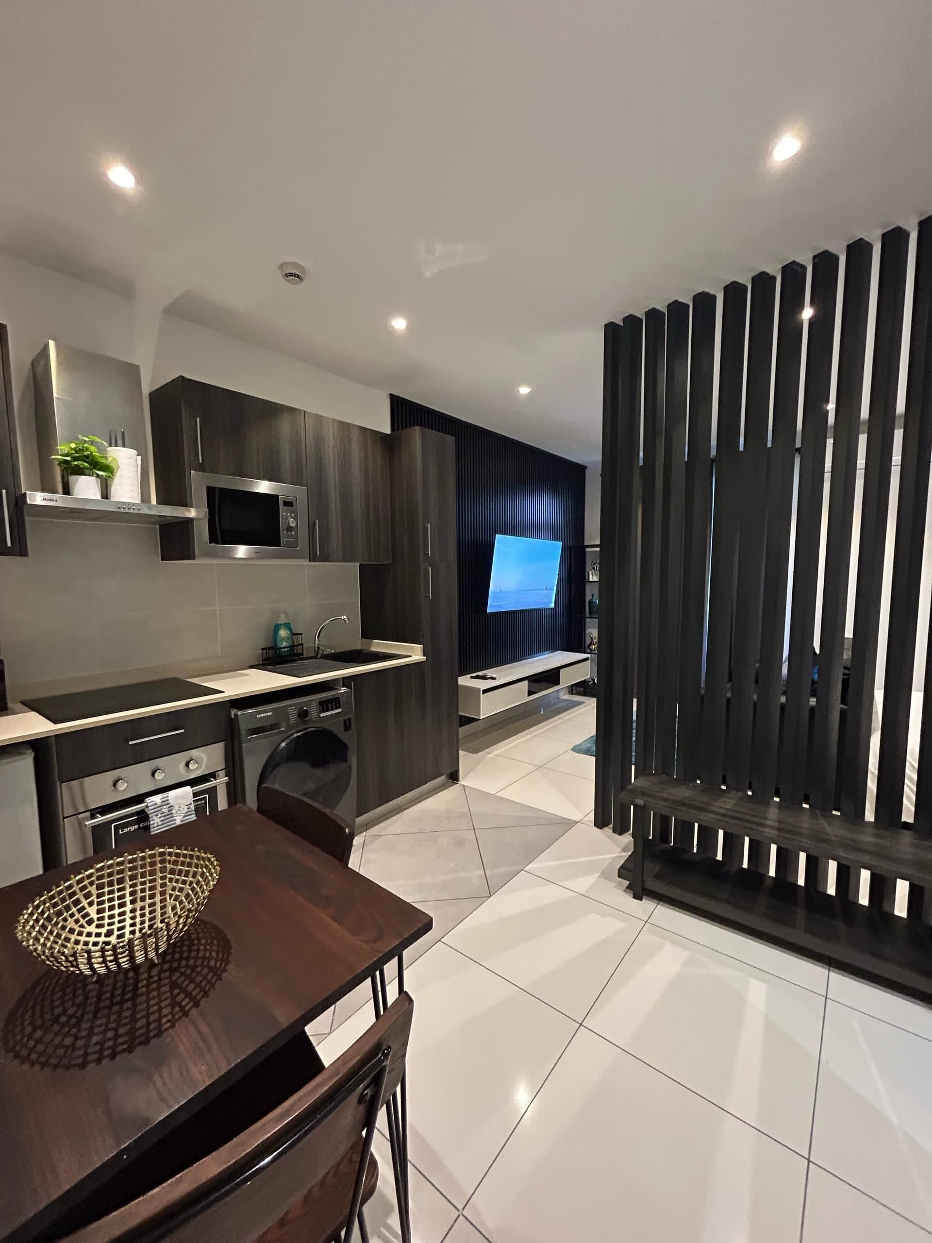Deluxe Studio Suite, Courtyard View | Individually decorated, desk, laptop workspace, blackout drapes
