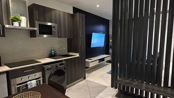 Deluxe Studio Suite, Courtyard View | Individually decorated, desk, laptop workspace, blackout drapes