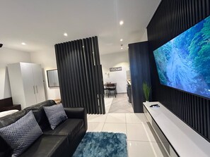 Suite studio Deluxe, vue sur la cour intérieure | Décor unique, bureau, espace de travail pour ordinateurs portables