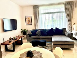 Deluxe Studio Suite, Courtyard View - Embassy Gardens Haven (Accra)