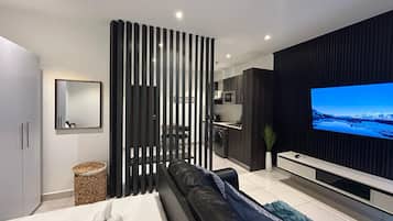 Deluxe Studio Suite, Courtyard View
