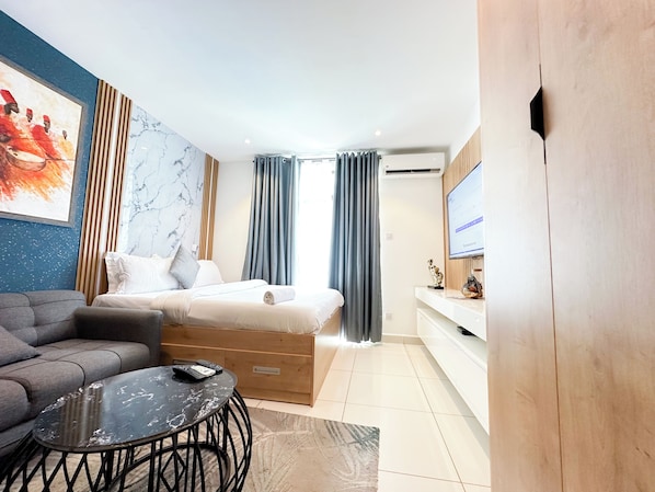 1 bedroom, individually decorated, desk, laptop workspace