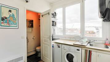 Réfrigérateur, micro-ondes, plaque de cuisson, cafetiÚre/bouilloire