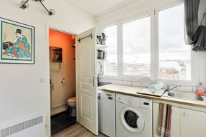 Een koelkast, een microgolfoven, een kookplaat