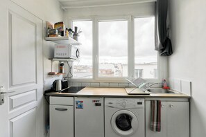 Refrigerador, microondas, placa de cocina, cafetera/tetera