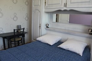 2 عدّة غرف نوم وملاءات أسرّة