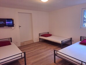 Phòng đôi cơ bản | Khu vực làm việc phù hợp cho laptop 