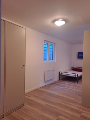 Basic Double Room | Laptop workspace, free WiFi - Oliasi Poissy (Poissy)