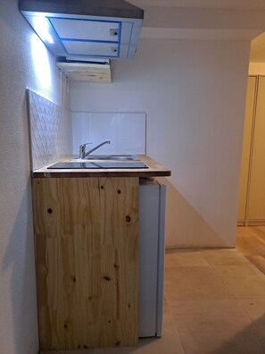 Basic Double Room | Private kitchen | Cookware/dishes/utensils - Oliasi Poissy (Poissy)