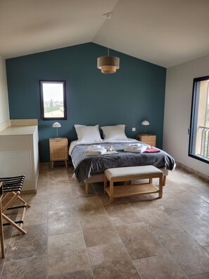 6 bedrooms, iron/ironing board, WiFi, bed sheets