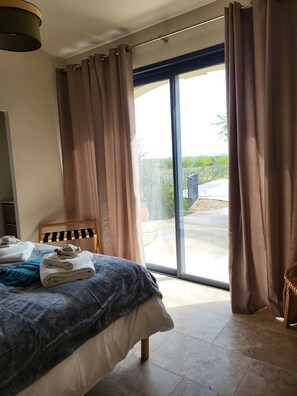 6 bedrooms, iron/ironing board, WiFi, bed sheets - Bastide provençale amidst vineyards with swimming pool and lovely view - Sleeps 12 (Caromb)