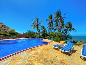 Piscine extérieure, chaises longues