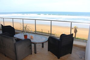 Outdoor dining - Sublime room facing the sea: beach, swimming pool, golf course, complimentary breakfast. (Salé)