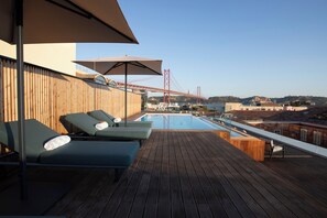 Seasonal outdoor pool, open 11:00 AM to 10:00 PM, pool umbrellas - MACAM Hotel (Lisbon)