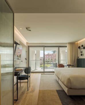 Quartos Contemporary | Egyptian cotton sheets, premium bedding, minibar, in-room safe