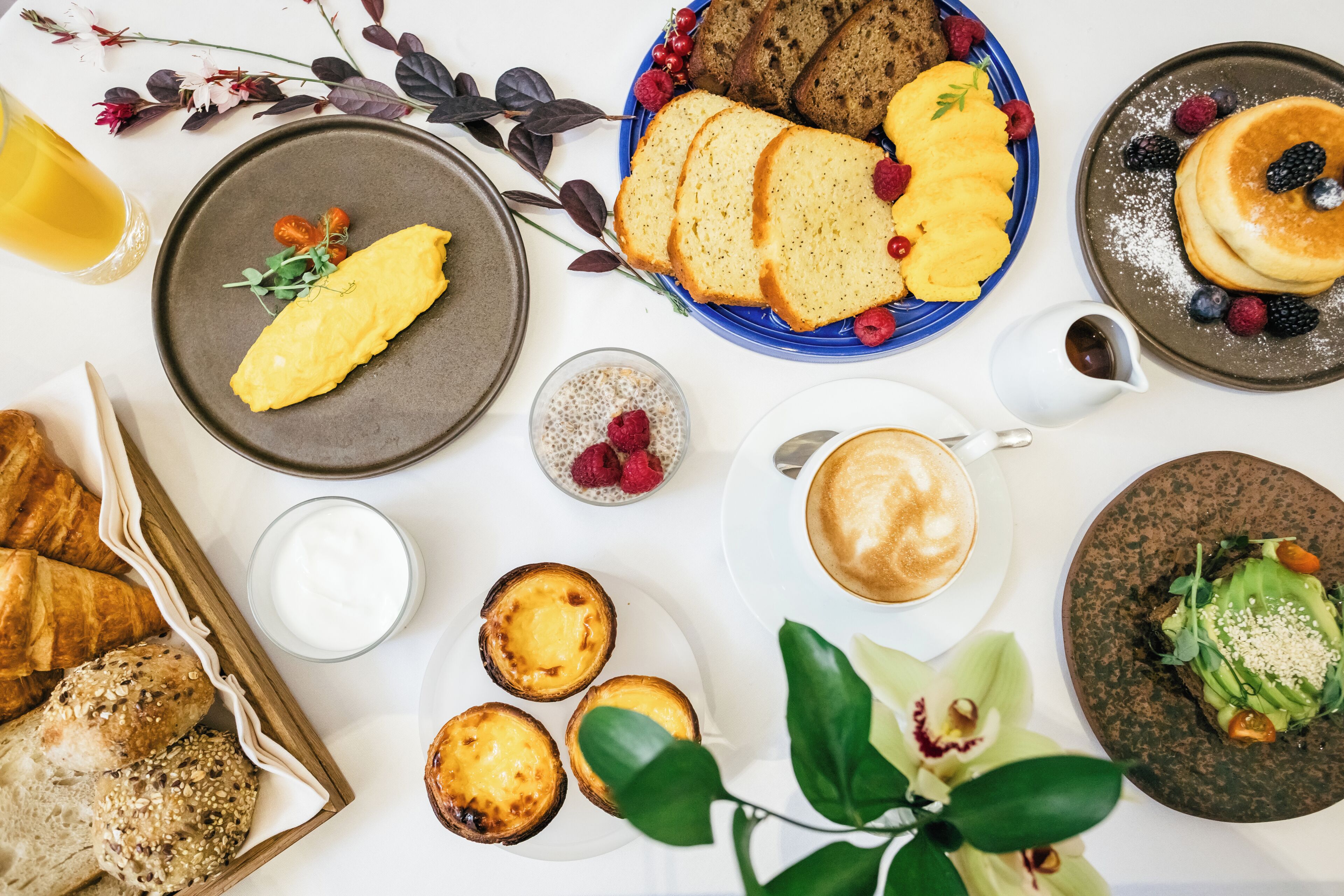 Un desayuno con diversas opciones de comida y una taza de café.