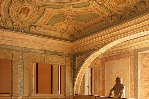 3 bars/lounges, poolside bar