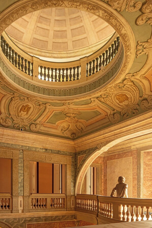 3 bars/lounges, poolside bar