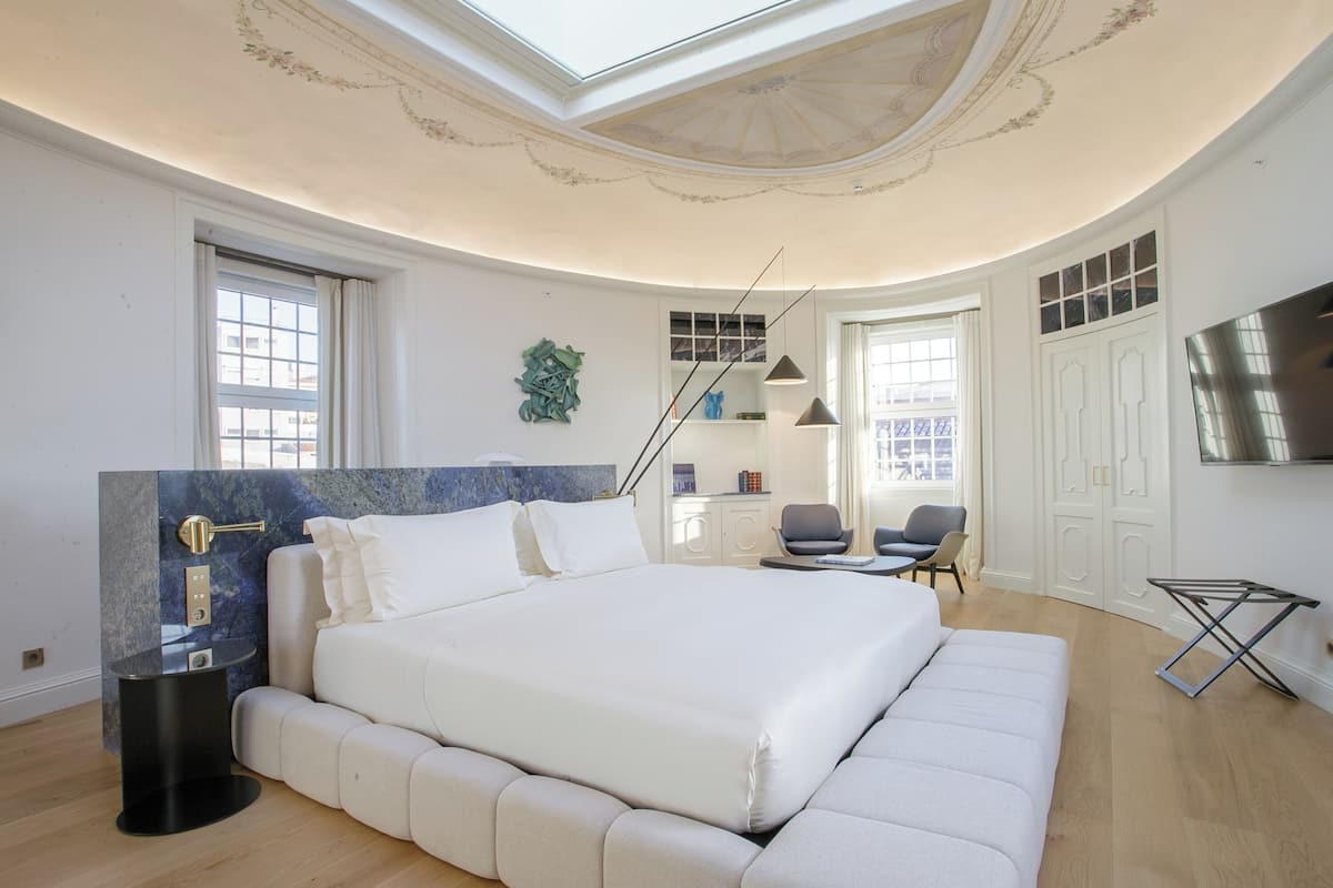 Egyptian cotton sheets, premium bedding, minibar, in-room safe