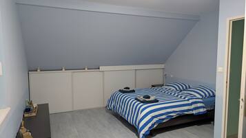 4 bedrooms, desk, iron/ironing board, travel cot