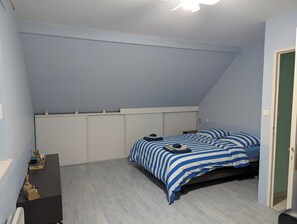 4 Schlafzimmer, Schreibtisch, Bügeleisen/Bügelbrett, Reisekinderbett