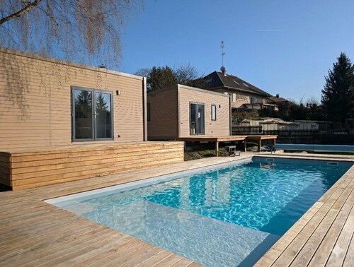 Swimming pool, jacuzzi, terrace and games for young and old, 5km from Switzerland!