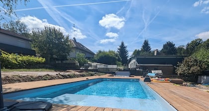 Swimming pool, jacuzzi, terrace and games for young and old, 5km from Switzerland!