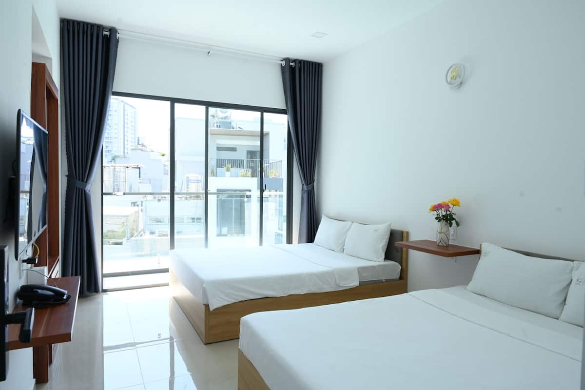 Phòng 4 Cao cấp, 2 giường cỡ queen, ban công | Hiên