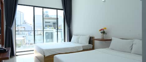 Luxury-Vierbettzimmer, 2 Queen-Betten, Balkon | Minibar, Schreibtisch, laptopgeeigneter Arbeitsplatz