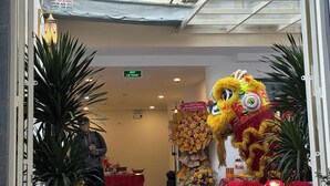 La entrada del Hotel Tala Saigon con una presentación de baile del león.