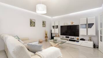 Appartement, 3 chambres, fumeurs, balcon | Salle de séjour | Télévision à écran plat