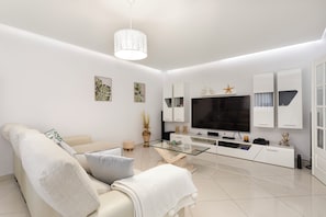 Apartment, 3 Bedrooms, Smoking, Balcony | Living room | Flat-screen TV - Zurrinha Holidays With Jacuzzi (Loulé)