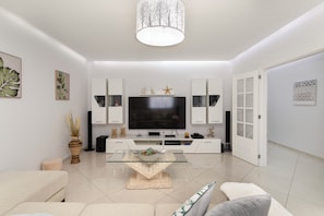 Appartement, 3 slaapkamers, roken, balkon | Woonkamer | Flatscreentelevisie