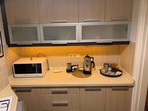 Refrigerador, microondas, lavavajillas y cafetera y tetera 