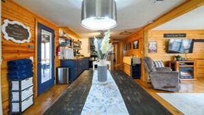 Un interior de madera con comedor, cocina y zona de estar.