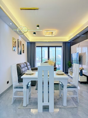 智能電視、書籍、電腦螢幕、打印機