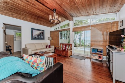 Summer Side of Life – Classic Lakefront Escape