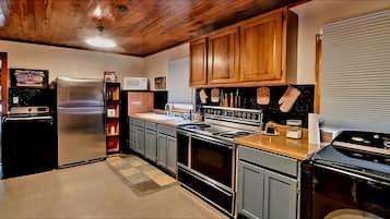 Basic-Haus, Talblick | Eigene Küche | Wasserkocher mit Kaffee-/Teezubehör, Toaster, Hochstuhl, Grillplatte