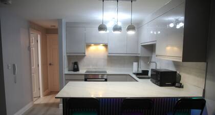 Charming 2-bedroom apartment in the Birmingham/Dudley Area with Private Parking