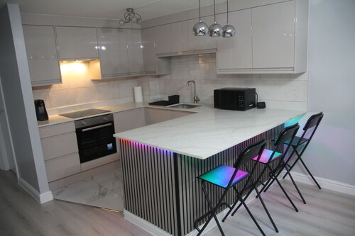 Charming 2-bedroom apartment in the Birmingham/Dudley Area with Private Parking