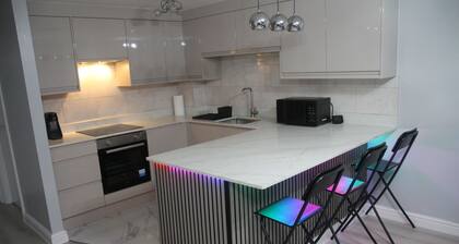 Charming 2-bedroom apartment in the Birmingham/Dudley Area with Private Parking