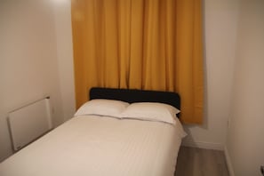 2 Schlafzimmer, Schreibtisch, Bügeleisen/Bügelbrett, WLAN