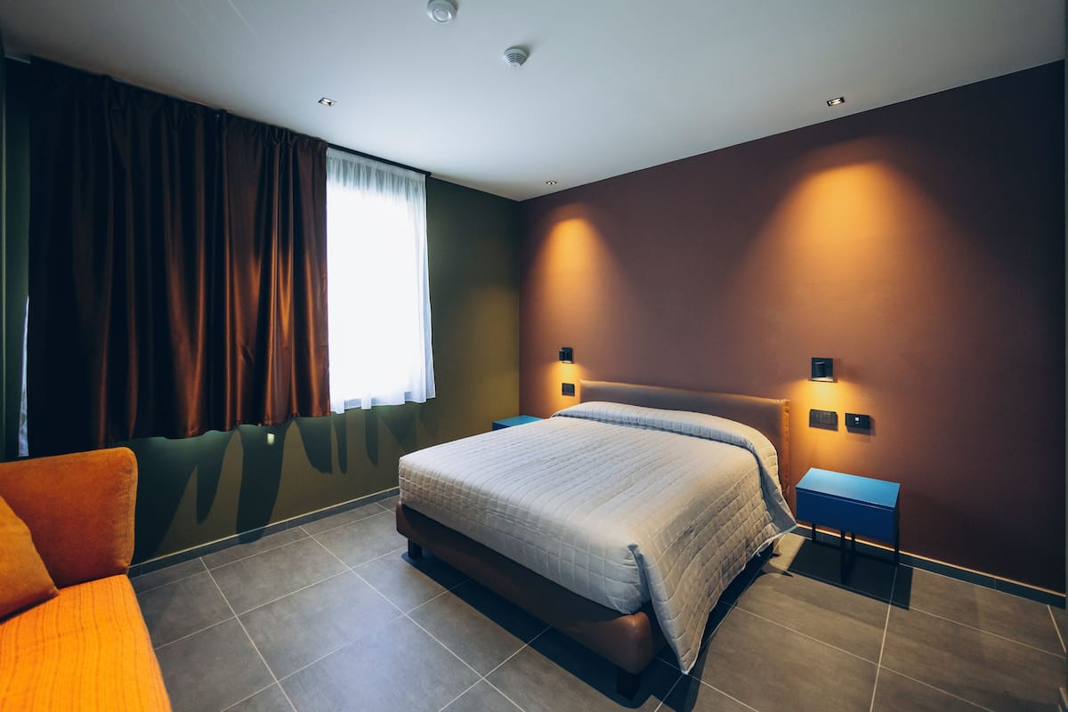 Deluxe kamer | Een minibar, een kluis op de kamer, een bureau, een laptopwerkplek